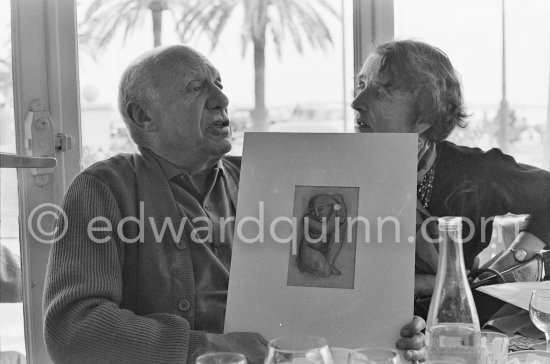 Restaurant Chez Félix. Pablo Picasso confirms the date (1906) and signs the drawing "La coiffure (Fernande) (Étude)". Cannes 1958. The present work has a fascinating provenance. In 1936, it was received by Barbara Bagenal as a gift from her admirer, Saxon Sydney-Turner, who had purchased it from the legendary Zwemmer Gallery in London. Barbara, an artist herself and wife of Nicholas Bagenal, moved in Bloomsbury circles with Virginia Woolf, Lytton Strachey, Duncan Grant and Vanessa Bell. Pablo Picasso had originally left the drawing unsigned but, as a 1958 note from Clive Bell attached to the backboard explains: "On February 1958. I took Mrs Bagenal to lunch with Pablo Picasso [in Cannes]. Madame Roque, Pablo Picasso, Mr Duncan and his wife made up the party. I spoke of the drawing. (..) On seeing it Pablo Picasso exclaimed "Dieu que c\'est beau". He confirmed the date (1905) and signed the drawing with his 1958 signature. \'That will be a puzzle for art-historians some day\', said he. \'To save art-historians trouble I have written this note\'" (cf. Sotheby\'s London, #443, L04010, 22.6.2004). - Photo by Edward Quinn