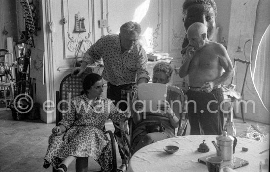 Edouard Pignon, Hélène Parmelin, Jacqueline and Pablo Picasso viewing photos by Edward Quinn, which the latter brought as a gift. La Californie, Cannes 1959. - Photo by Edward Quinn