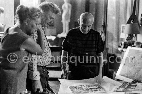 Pablo Picasso showing an artwork to Edouard Pignon and Hélène Parmelin. La Californie, Cannes 1959. - Photo by Edward Quinn