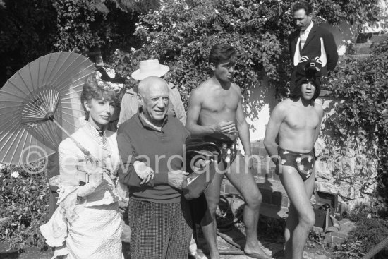 Francine Weisweiller, Pablo Picasso, "L\'homme chien" (Guy Dute and Jean-Claude Picasso Petit) and Michele Sapone, Pablo Picasso\'s tailor. During filming of "Le Testament d’Orphée", film of Jean Cocteau. At Villa Santo Sospir of Francine Weisweiller. Saint-Jean-Cap-Ferrat 1959. - Photo by Edward Quinn