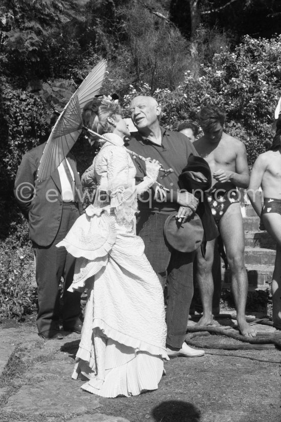 Pablo Picasso and Francine Weisweiller. Edouard Dermit in the background right. On the film set of Cocteau\'s "Le Testament d’Orphée". Villa Santo Sospir of Francine Weisweiller, Saint-Jean-Cap-Ferrat 1959. - Photo by Edward Quinn
