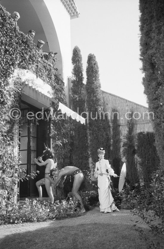Francine Weisweiller, "L\'homme chien" (Guy Dute and Jean-Claude Petit). On the balcony Alberto Magnelli, Michele Sapone, Pablo Picasso, Renato Guttuso. During filming of "Le Testament d’Orphée", film of Jean Cocteau. At Villa Santo Sospir of Francine Weisweiller. Saint-Jean-Cap-Ferrat 1959. - Photo by Edward Quinn