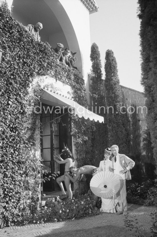 Jean Cocteau, Francine Weisweiller, "L\'homme chien" (Guy Dute and Jean-Claude Petit). On the balcony Alberto Magnelli, Susi Magnelli, Michele Sapone, Pablo Picasso, Renato Guttuso. During filming of "Le Testament d’Orphée", film of Jean Cocteau. At Villa Santo Sospir of Francine Weisweiller. Saint-Jean-Cap-Ferrat 1959. - Photo by Edward Quinn