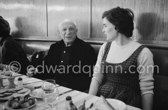 Lunch at the restaurant Blue Bar in Cannes. Pablo Picasso and Lucia Bosè. Cannes 1959. - Photo by Edward Quinn