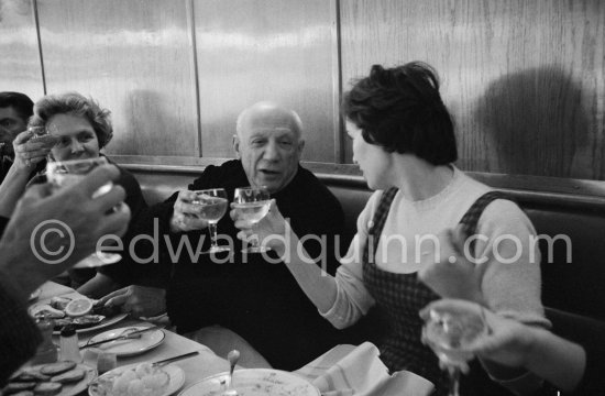 Lunch at the restaurant Blue Bar in Cannes. Pablo Picasso, Lucia Bosè, Louise Leiris. Cannes 1959. - Photo by Edward Quinn