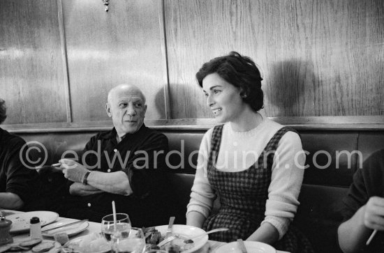 Lunch at the restaurant Blue Bar in Cannes. Pablo Picasso, Lucia Bosè. Cannes 1959. - Photo by Edward Quinn