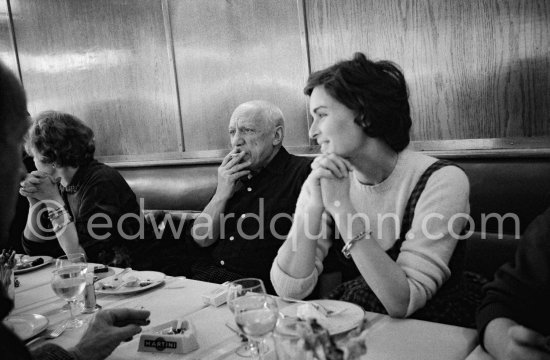 Lunch at the restaurant Blue Bar in Cannes. Pablo Picasso, Lucia Bosè, Louise Leiris. Cannes 1959. - Photo by Edward Quinn