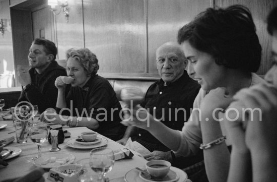 Lunch at the restaurant Blue Bar in Cannes. Pablo Picasso, Paulo Picasso, Lucia Bosè, Louise Leiris. Cannes 1959. - Photo by Edward Quinn
