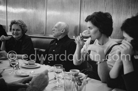 Lunch at the restaurant Blue Bar in Cannes. Pablo Picasso, Lucia Bosè, Louise Leiris, Catherine Hutin. Cannes 1959. - Photo by Edward Quinn