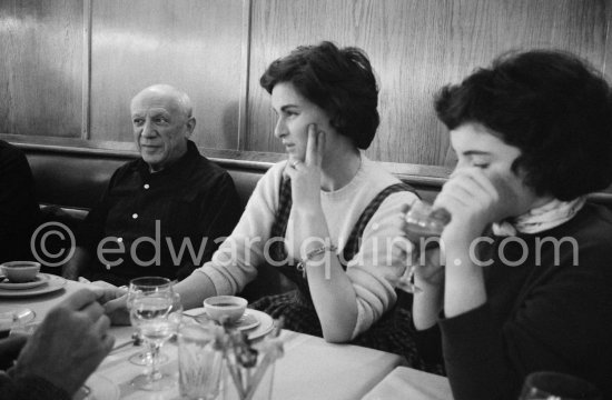 Lunch at the restaurant Blue Bar in Cannes. Pablo Picasso, Lucia Bosè, Catherine Hutin. Cannes 1959. - Photo by Edward Quinn