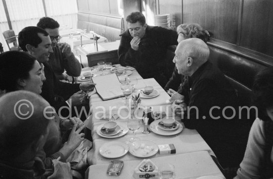 Lunch at the restaurant Blue Bar in Cannes. Pablo Picasso, Jacqueline, Catherine Hutin, Paulo Picasso, L. Miguel Dominguin, Lucia Bosè and children, Pierre Baudouin. Cannes 1959. - Photo by Edward Quinn