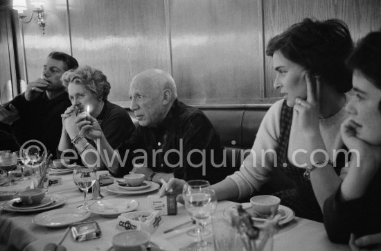 Lunch at the restaurant Blue Bar in Cannes. Pablo Picasso, Paulo Picasso, Lucia Bosè, Louise Leiris, Catherine Hutin. Cannes 1959. - Photo by Edward Quinn