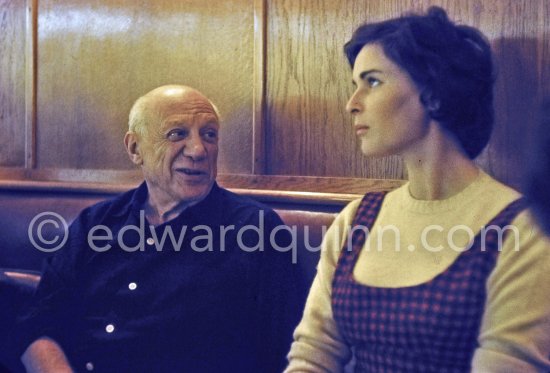 Lunch at the restaurant Blue Bar in Cannes. Pablo Picasso, Lucia Bosè. Cannes 1959. - Photo by Edward Quinn