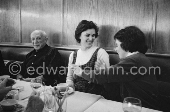 Lunch at the restaurant Blue Bar in Cannes. Pablo Picasso, Lucia Bosè, Catherine Hutin. Cannes 1959. - Photo by Edward Quinn