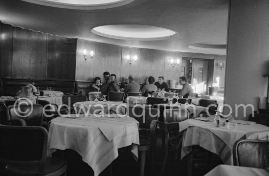 Lunch at the restaurant Blue Bar in Cannes. In the mirror, from left: Catherine Hutin, Edward Quinn, Lucia Bosè, Pablo Picasso, Michel Leiris, Louise Leiris, Jacqueline, Paulo Picasso, Pierre Baudouin. Cannes 1959. - Photo by Edward Quinn