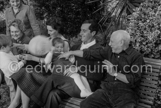 Pablo Picasso, Jacqueline, Louise Leiris, Luis Miguel Dominguin and his wife Lucia Bosè and her children Louis and Lucia. La Californie, Cannes 1959. - Photo by Edward Quinn