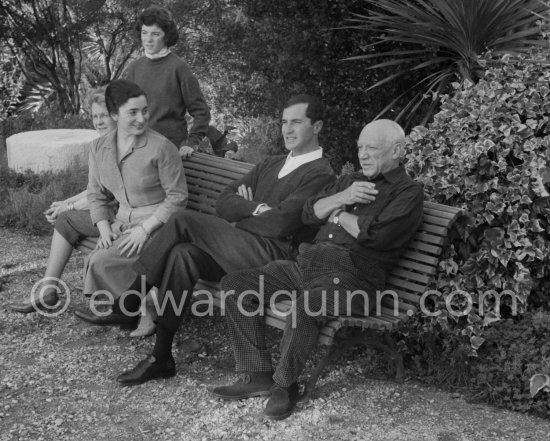 Pablo Picasso, Jacqueline, Catherine Hutin, Louise Leiris, Luis Miguel Dominguin. La Californie, Cannes 1959. - Photo by Edward Quinn