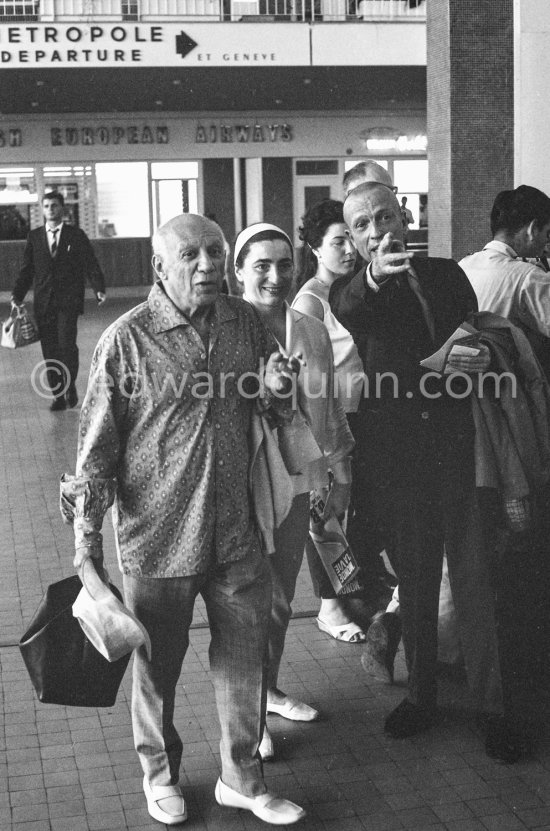 Jacqueline and Pablo Picasso pick up friends. Jacqueline, Pablo Picasso, Michel Leiris. Nice Airport 1960. - Photo by Edward Quinn