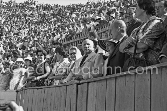 Opening of the bullfight, Marie Cuttoli, Pablo Picasso, Jacqueline, Michel Leiris, Douglas Cooper. Arles 1960. - Photo by Edward Quinn