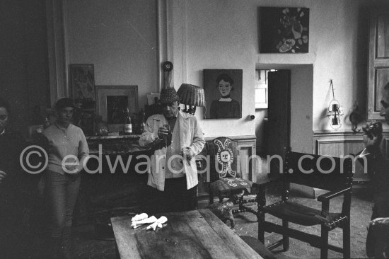 Jacqueline, Catherine Hutin, Pablo Picasso. Vauvenargues 1960. - Photo by Edward Quinn