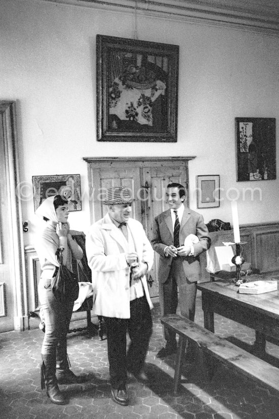 Javier Vilató, Catherine Hutin, Pablo Picasso. Vauvenargues 1960. - Photo by Edward Quinn