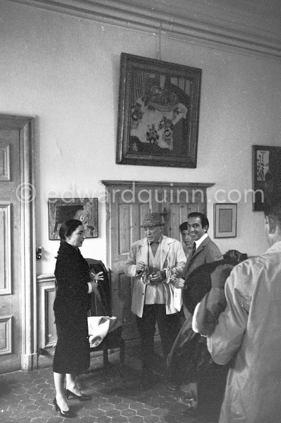 Jacqueline, Catherine Hutin, Pablo Picasso, Javier Vilató. Vauvenargues 1960. - Photo by Edward Quinn