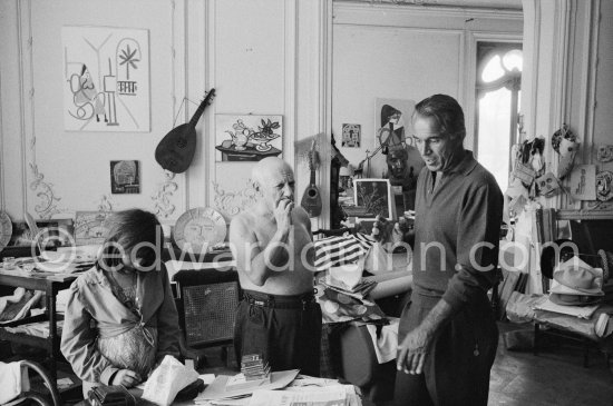 Pablo Picasso, David Douglas Duncan and Paloma Picasso. On the table a pile of English newspapers reporting on his London exhibition. La Californie, Cannes 1960. - Photo by Edward Quinn