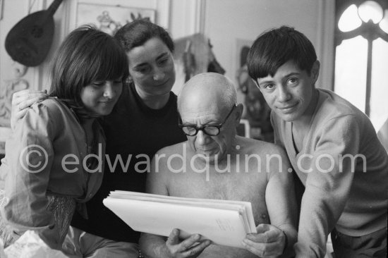 Pablo Picasso, Jacqueline, Claude Picasso and Paloma Picasso viewing photos by Quinn. La Californie, Cannes 1960. - Photo by Edward Quinn