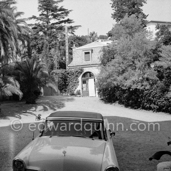The gatehouse of La Californie. Pablo Picasso\'s Lincoln Premier Convertible 1957. With Lump. Today: Pavillon de Flore, 22 Avenue de Coste Belle. La Californie, Cannes 1960. - Photo by Edward Quinn