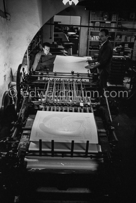 Printer Hidalgo Arnéra and a member of his staff at his printing press with a Pablo Picasso linocut. Vallauris 1960. - Photo by Edward Quinn