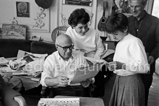 Pablo Picasso, Paloma Picasso, Catherine Hutin and Jacques Frélaut, printer in Vallauris, viewing photos by Edward Quinn, which the latter brought as a gift, La Californie, Cannes 1961. - Photo by Edward Quinn