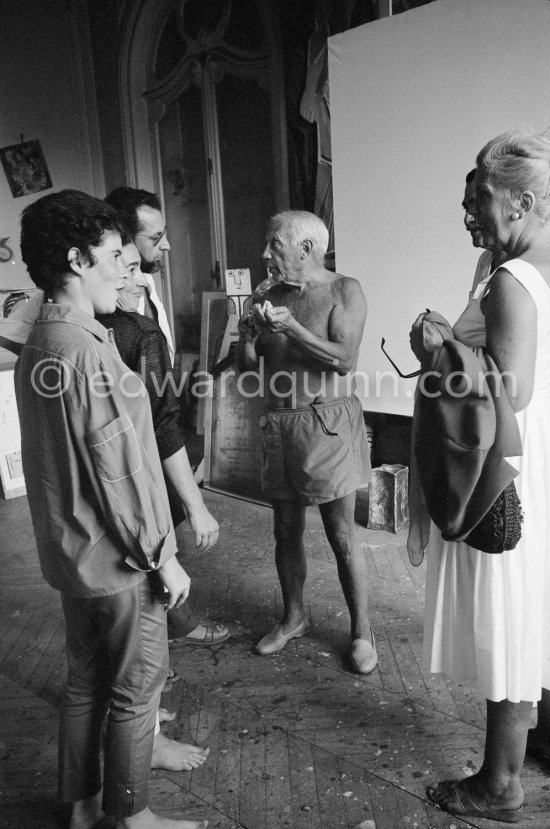Pablo Picasso, Jacqueline, Catherine Hutin, Antoni Clavé, Spanish painter, and wife, Georges Tabaraud (editor of "Le Patriote", a french communist daily Newspaper). La Californie, Cannes 1961. - Photo by Edward Quinn