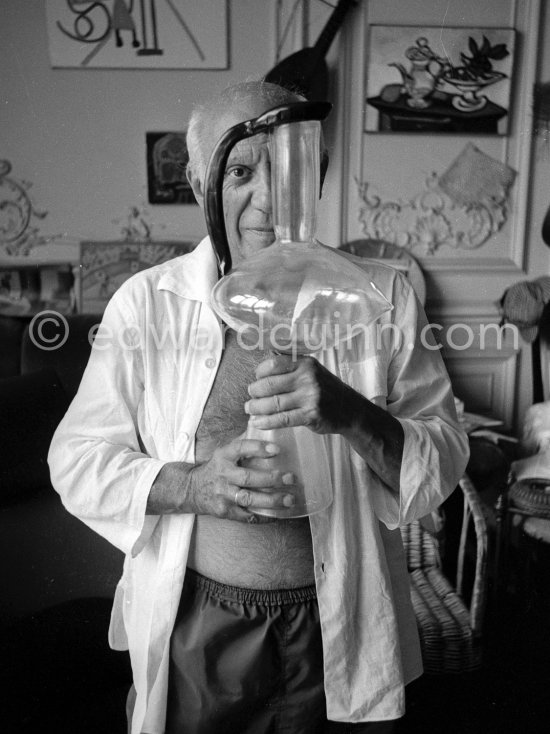 Pablo Picasso with a glass object of Egidio Costantini de la Fucina Degli Angeli (see Pic531407, MPParis:1950.4.1). La Californie, Cannes 1961. - Photo by Edward Quinn