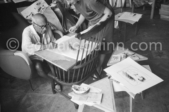 Pablo Picasso signing Rimbaud litho. With Henri Matarasso\'s niece. La Californie, Cannes 1961. - Photo by Edward Quinn