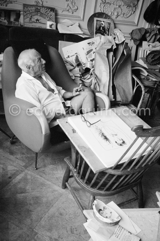 Pablo Picasso after signing his lithograph of Rimbaud. La Californie, Cannes 1961. - Photo by Edward Quinn