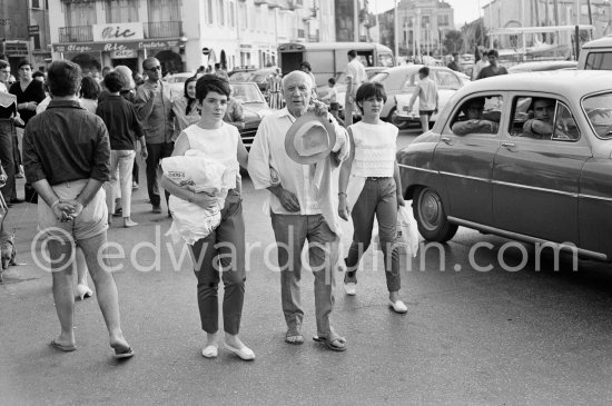 Pablo Picasso, Catherine Hutin, Paloma Picasso. Jacqueline in the background. Quai Suffren, Port de Saint-Tropez 1961. - Photo by Edward Quinn