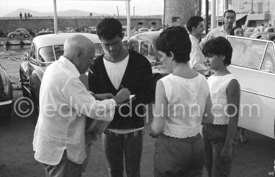 Pablo Picasso signing autographs. Catherine Hutin, Paloma Picasso. Saint-Tropez 1961. - Photo by Edward Quinn