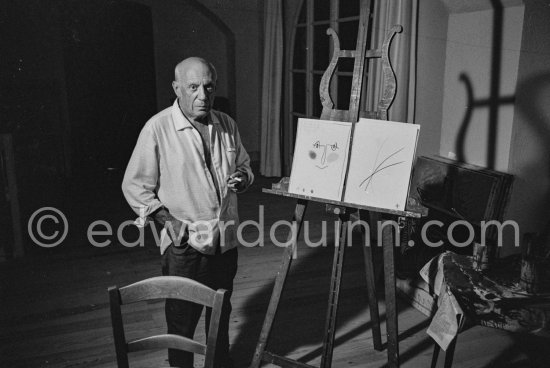 Pablo Picasso with color crayon drawing made 27.9.1961 for Edward Quinn\'s book "Pablo Picasso at work". Notre-Dame-de-Vie, Mougins 1961. - Photo by Edward Quinn