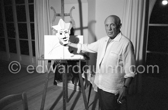 Pablo Picasso holding "Tête de clown". On the easel drawings for Quinn\'s book "Pablo Picasso at Work". Mas de Notre-Dame-de-Vie, Mougins 1961. - Photo by Edward Quinn