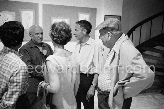 Pablo Picasso talks with Magnelli\'s wife Susi Magnelli-Gerson, André Verdet, Alberto Magnelli. Exhibition "Les Déjeuners". Dessins originaux de Pablo Picasso, Galerie Madoura. Cannes 1962. - Photo by Edward Quinn