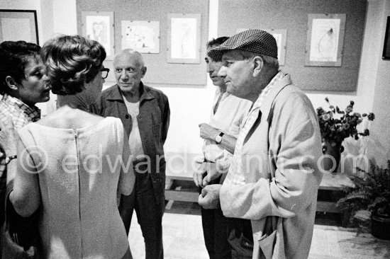 Pablo Picasso, André Verdet, Alberto Magnelli, Magnelli\'s wife Susi Magnelli-Gerson. Exhibition "Les Déjeuners". Dessins originaux de Pablo Picasso, Galerie Madoura. Cannes 1962. - Photo by Edward Quinn