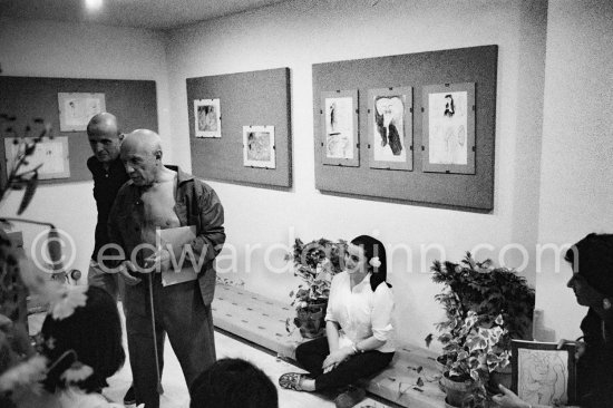 Michel Leiris, Pablo Picasso, Jacqueline. Exhibition "Les Déjeuners". Dessins originaux de Pablo Picasso, Galerie Madoura. Cannes 1962. - Photo by Edward Quinn