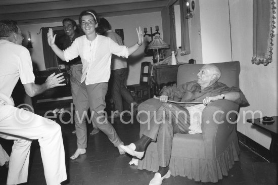 Pablo Picasso watching Catherine Hutin and Marcel Duhamel dancing the "Twist". Javier Vilató in the background. Twist party in a restaurant. Mougins 1962. - Photo by Edward Quinn