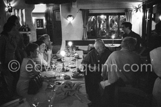 Dinner at a restaurant at Mougins 1962. From left: not yet identified person, Jacqueline, Hélène Parmelin, Pablo Picasso, Javier Vilató and from the back Edouard Pignon. - Photo by Edward Quinn