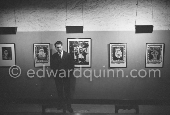 Hidalgo Arnéra. Exposition "Pablo Picasso, linographies originales". Madoura, Vallauris 1963. - Photo by Edward Quinn