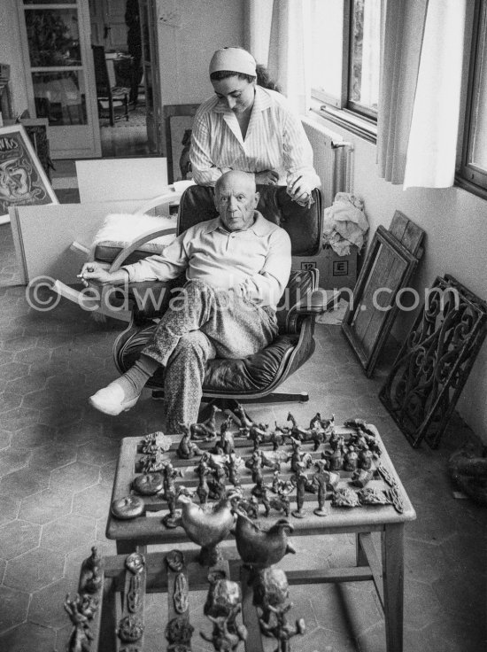 Pablo Picasso and Jacqueline in the room that became known as the viewing room. He would arrange his work so that he could see it from the living room every time he passed. He liked to bring his close friends there for a private viewing. Mas Notre-Dame-de-Vie, Mougins 1964. - Photo by Edward Quinn