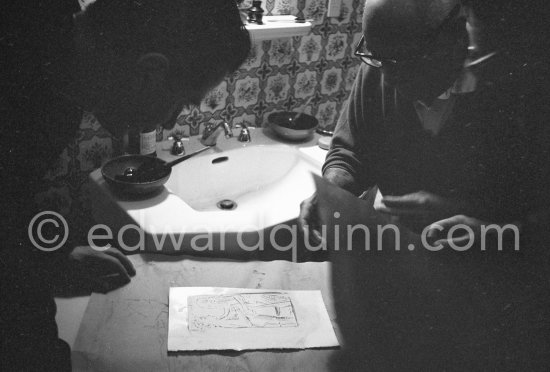 Pablo Picasso working with the help of Hidalgo Arnéra on linogravure rehaussée, the so called épreuves rincées (rinsed proofs). Mas Notre-Dame-de-Vie, Mougins 1964. - Photo by Edward Quinn