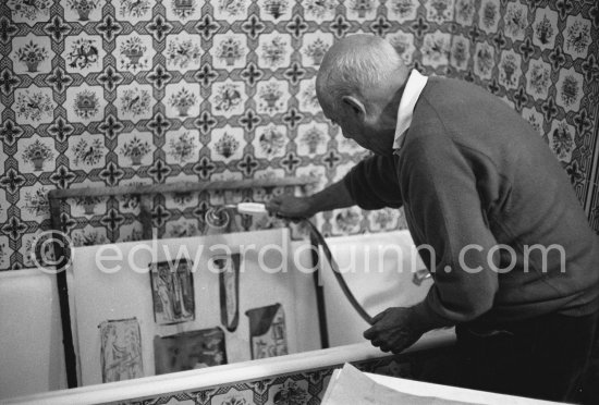 Pablo Picasso washing a linocut print to remove surplus ink. Mas Notre-Dame-de-Vie, Mougins 1964. - Photo by Edward Quinn