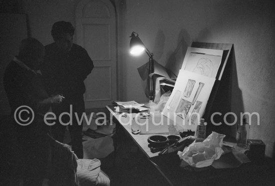 Pablo Picasso working on linogravure rehaussée, the so called épreuves rincées (rinsed proofs). With Hidalgo Arnéra. Mas Notre-Dame-de-Vie, Mougins 1964. - Photo by Edward Quinn