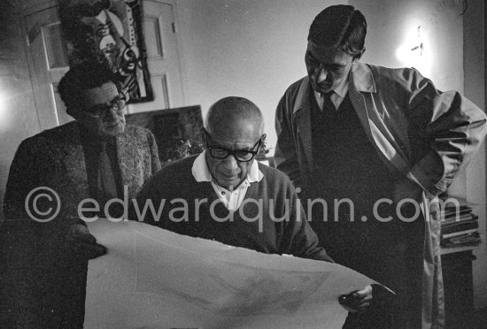 Pablo Picasso, Roland Penrose and Aldo Crommelynck viewing a print. Mas Notre-Dame-de-Vie, Mougins 1964. - Photo by Edward Quinn